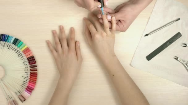 Manikérka dělají manikúru, pohled shora. — Stock video
