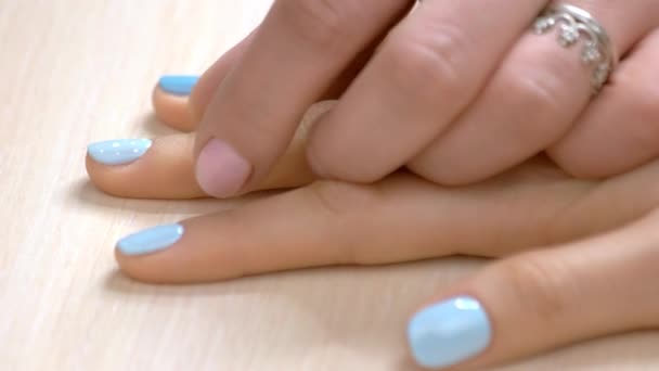 Маникюрша рисует точки на ногтях женщин . — стоковое видео