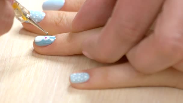 Pintura de um animal em unhas femininas . — Vídeo de Stock