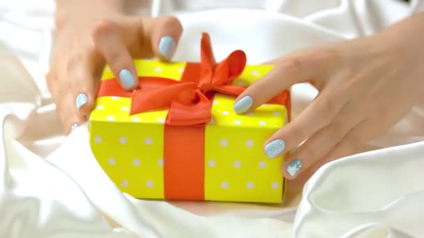Schönes Geschenk und weibliche Hände. — Stockvideo