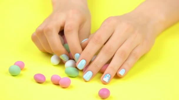 Coloridos dulces y manicura de las manos de la mujer . — Vídeos de Stock