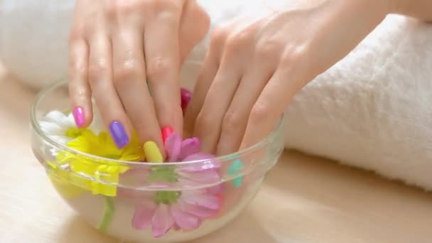 Tratamento de spa close up para mãos . — Vídeo de Stock