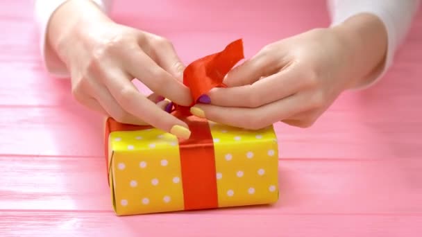 Manicure mani cravatte nastro sulla confezione regalo . — Video Stock