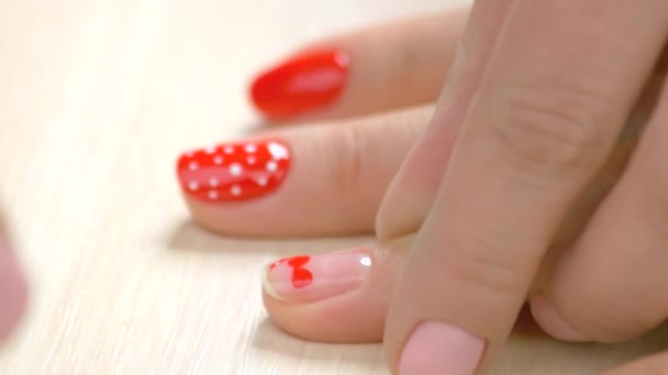 Heart drawing on nails by beautician. — Stock Video