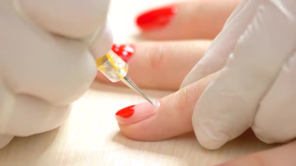 Manicure puttend uit vrouwelijke client nagel. — Stockvideo