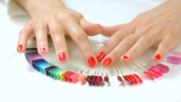 Manicura roja romántica y muestras de uñas . — Vídeos de Stock