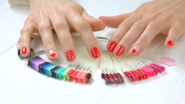 Mani con manicure fresca scegliendo il colore delle unghie . — Video Stock