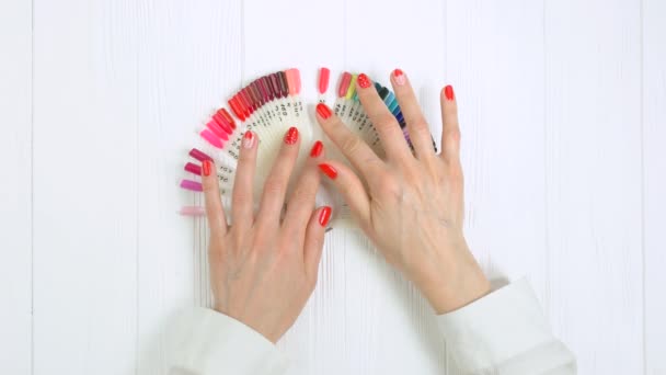 Mujer elegir color rojo uñas, vista superior . — Vídeo de stock