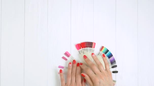 Červená manikúra a nehty barevné vzorky. — Stock video
