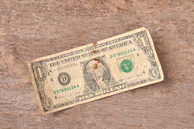 Bir dolar faturaları ahşap arka plan üzerinde.