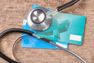 Kartı ve stetoskop.