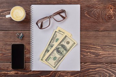 Gezgin yazar öznitelikleri ahşap üzerine.