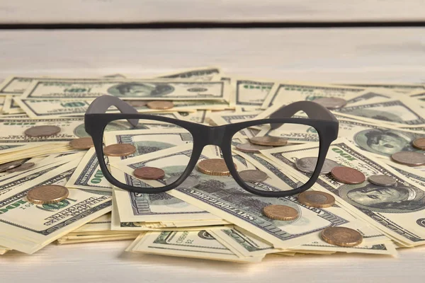 Glasögon på en hög med pengar. — Stockfoto