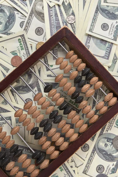 Velha contabilidade ábaco de madeira em pilha de dinheiro . — Fotografia de Stock