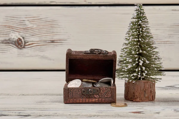 Boîte à bijoux minuscule avec pièces et sapin de Noël . — Photo