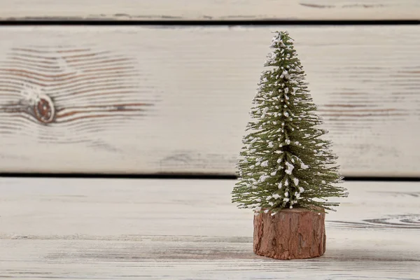 Piccolo albero di Natale con copyspace . — Foto Stock