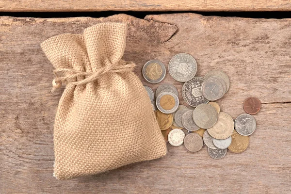 Högen av mynt och woolean väska. — Stockfoto