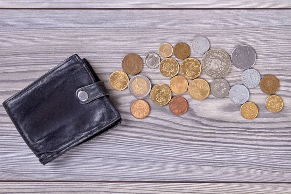 Old leather wallet and coins. — Stock Photo, Image