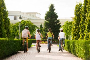 Bir grup insan bisiklet, dikiz sürme.