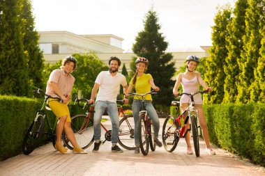 Dört arkadaş Bisiklet ile dinlenme.