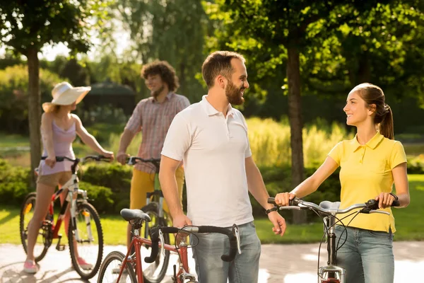 Couple joyeux de cyclistes dans le parc . — Photo