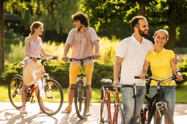 Молоді веселі туристи з велосипедами на відкритому повітрі . — стокове фото