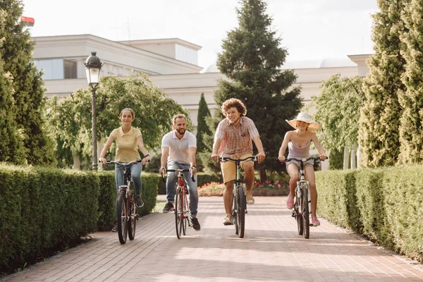 Mensen genieten van fietsen. — Stockfoto