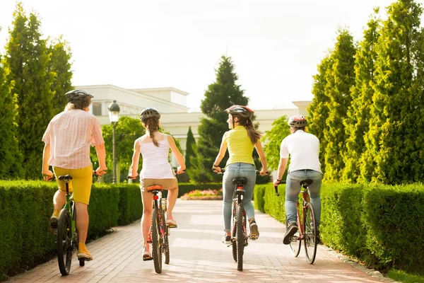 Arkadaşlar açık havada, Bisiklete binme arkadan görünüm.