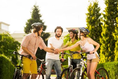 Eller birlikte istifleme neşeli öğrenciler.