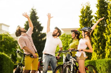 Grup neşeli bisikletçiler dışında dinlenme.