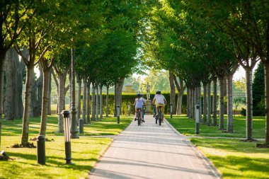 Öğrenciler Bisiklet Park, arkadan görünüm.