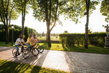 Grup arkadaşıyla parkta yolda Bisiklete binme.