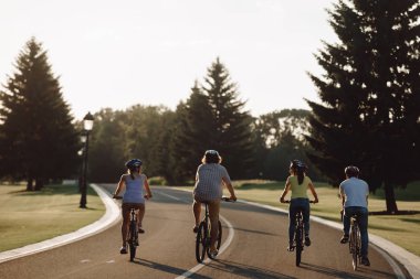 Sportif arkadaşlarım yolda Bisiklete binme.