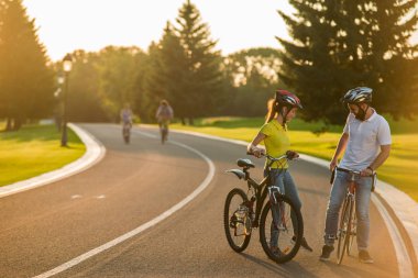Sevgiliyi açık havada flört.
