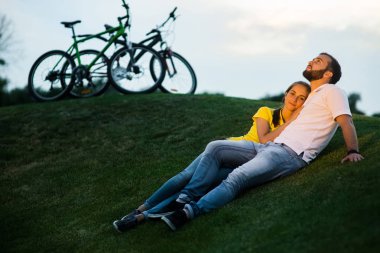 Çayır on dinlenme aşık genç çift.