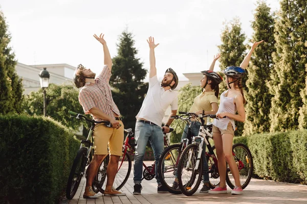 Groupe de personnes heureuses se reposant à l'extérieur . — Photo