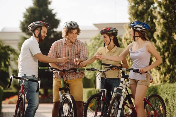 Groupe d'amis sportifs s'amusant en plein air . — Photo