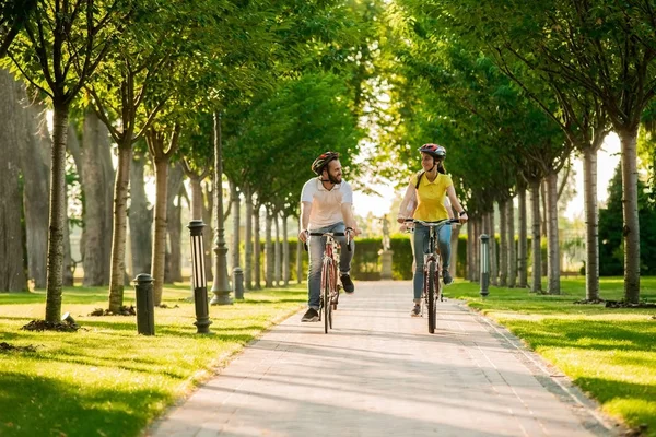 Jeune couple de vélos à vélo sur une journée ensoleillée . — Photo