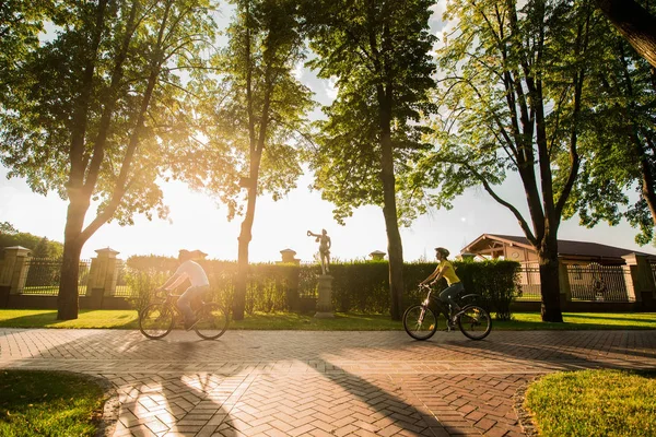 Man och kvinna cykling utomhus. — Stockfoto