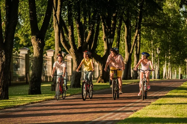 Jeunes sportifs actifs faisant du vélo dans le parc . — Photo