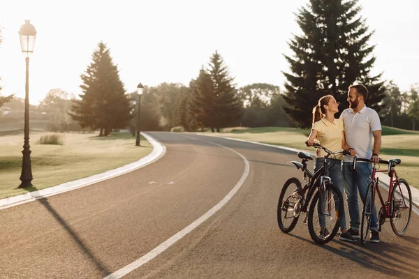 Hermosa pareja amorosa al aire libre . — Foto de Stock