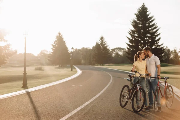 Par av cyklisten vilar på vägen. — Stockfoto