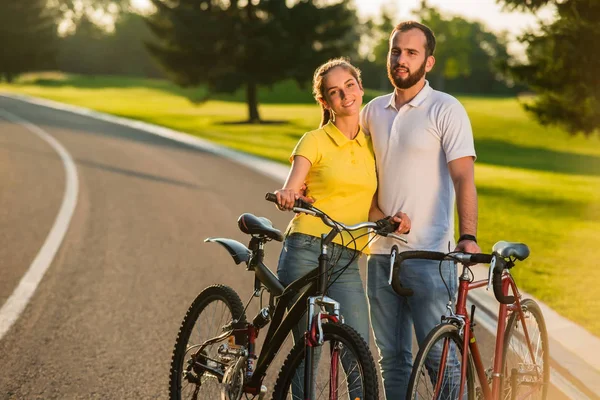 爱的情侣在自行车上享受阳光明媚的一天. — 图库照片