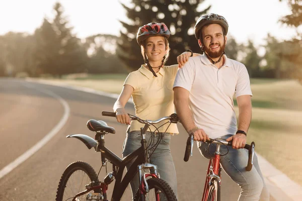 Feliz pareja despreocupada con bicicletas al aire libre . — Foto de Stock