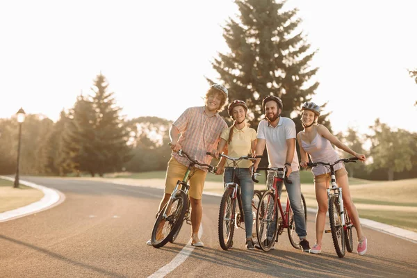 Grupo de jóvenes con bicicletas en la carretera . — Foto de Stock