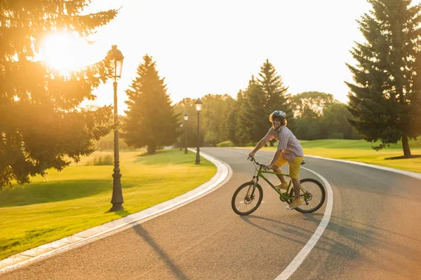 Jeune homme joyeux à vélo à l'extérieur . — Photo