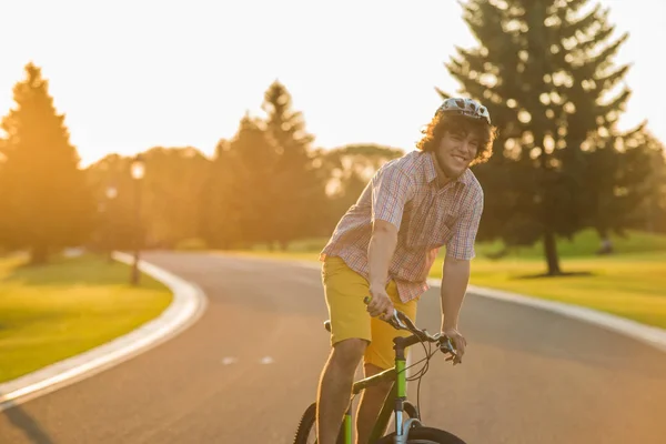 Portrait d'un bel homme souriant à vélo . — Photo