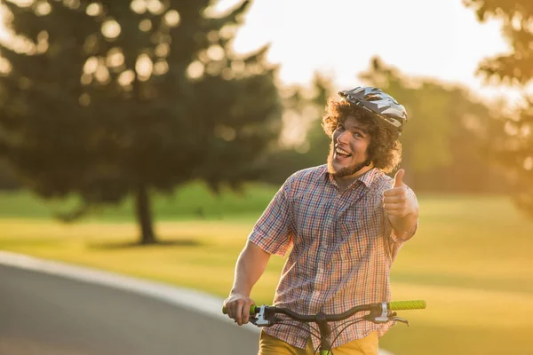 Homme excité avec vélo à l'extérieur . — Photo