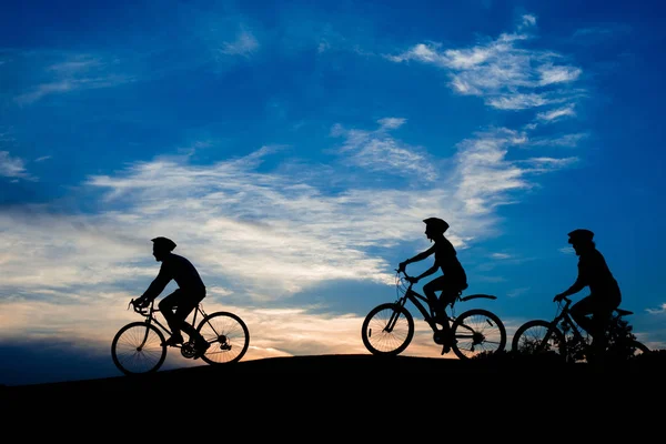 Amis faisant du vélo au coucher du soleil . — Photo