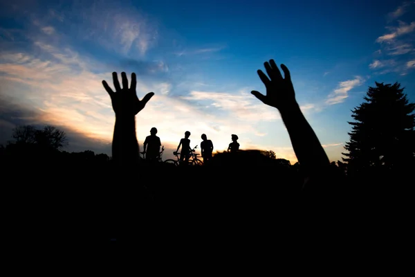 Silhueta de mãos no céu de pôr-do-sol . — Fotografia de Stock